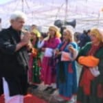 कश्मीरी पंडितों से मिलते एलजी मनोज सिन्हा