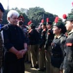 एनसीसी की छात्राओं से मिलते एलजी मनोज सिन्हा