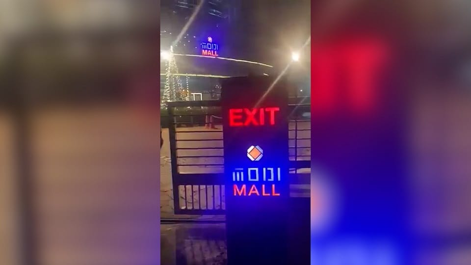 young man and woman created a ruckus In front of Noida s Modi Mall