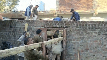 MP News: रतलाम में दो लाख रुपये कीमत की अवैध सागौन की लकड़ी बरामद, पकड़े जाने के डर से घर में छुपा रखी थी अवैध लड़की जब्त करती वन विभाग की टीम