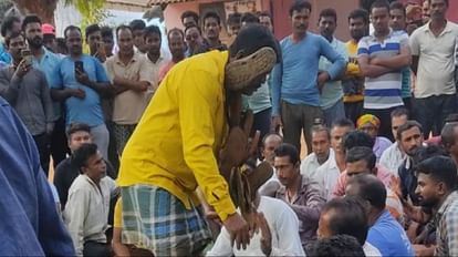 परिचित को पहनाई जूतों की माला।