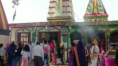 माघ पूर्णिमा पर गौरैया धाम स्थित मंदिर में उमड़े श्रद्धालु।