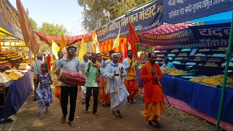 गौरैया धाम में भजन गाती मंडली।