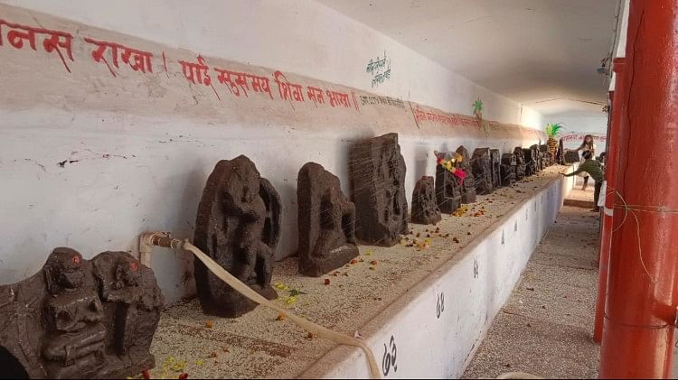 गौरैया धाम में खुदाई से निकली मूर्तियां।