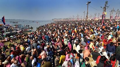 Prayagraj News :  माघी पूर्णिमा पर स्नान के लिए संगम पर उमड़ी भीड़।
