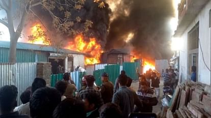 Dehradun Vikasnagar news Fierce fire broke out in scrap Godown in Selaqui