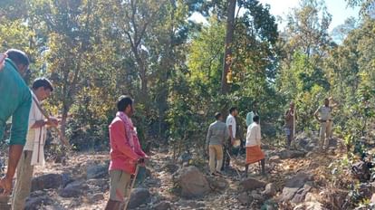 घटनास्थल पर मौजूद पुलिस और स्थानीय