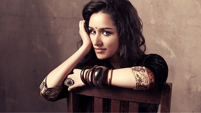 Fans were surprised to see that Shraddha Kapoor spoke with a Franco-British and American accent