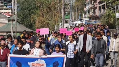 सिक्किम में प्रदर्शन करते लोग