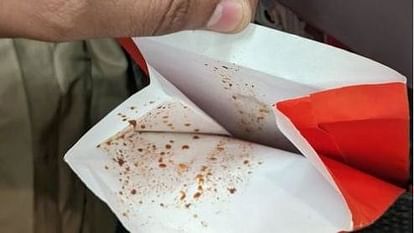 विमान में मिला पान-मसाला थूका बैग: वाराणसी से मुंबई जा रही थी फ्लाइट, यात्री ने लिखा- 'इन्होंने तो फ्लाइट... विमान में मिला पान-मसाला थूका बैग