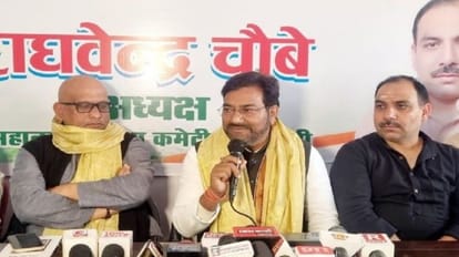 कांग्रेस महानगर कार्यालय पर प्रेसवार्ता करते  प्रदेश अध्यक्ष