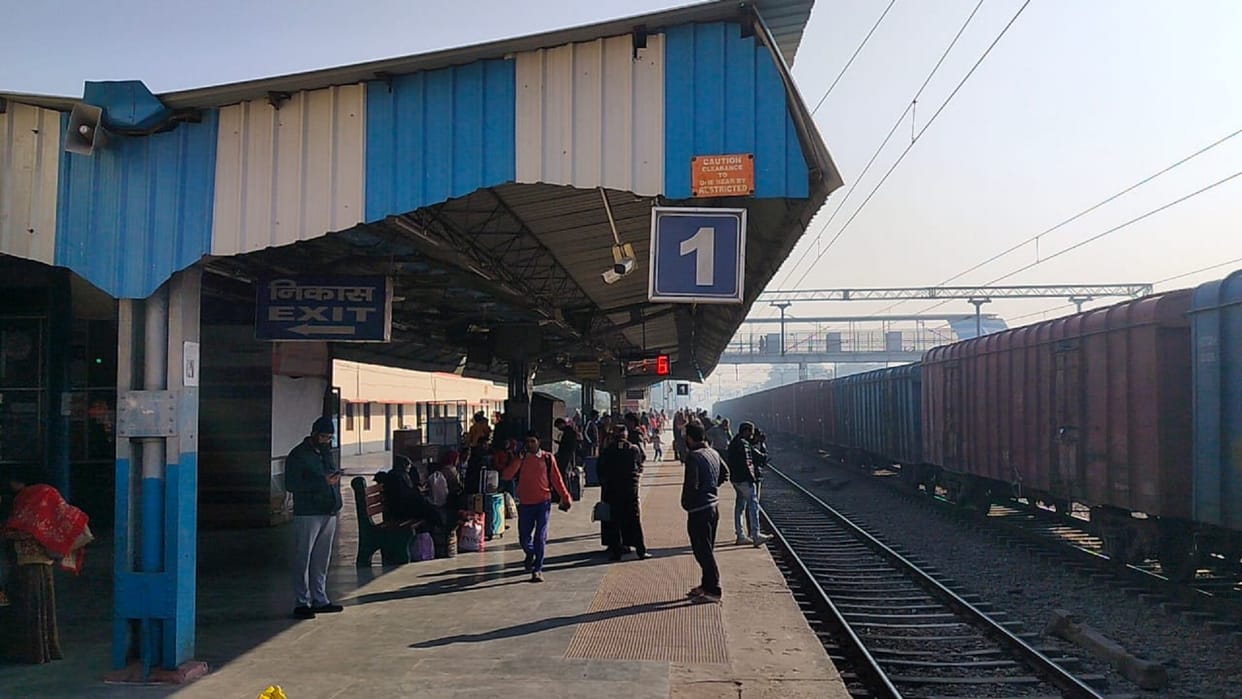 Amroha Operation half dozen trains including Raja Rani Express affected
