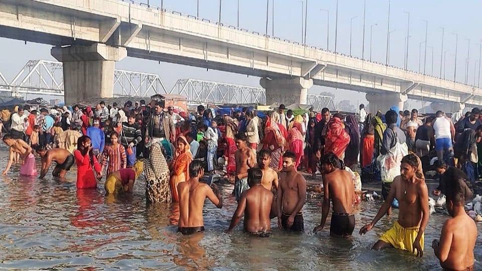 Devotees Took Holy Bath In Ganga And Ramganga On Magh Purnima 2023