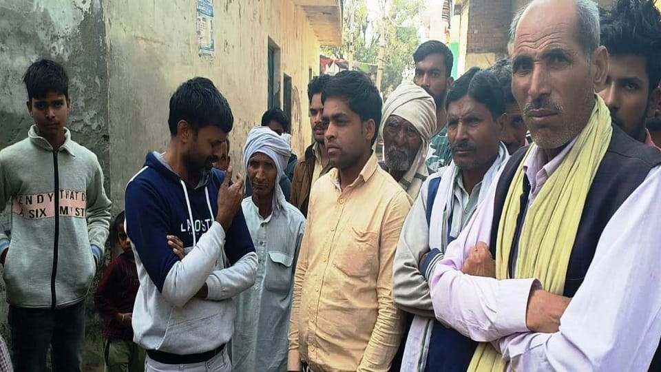 32 people fell ill after eating Bhandara's prasad one child died