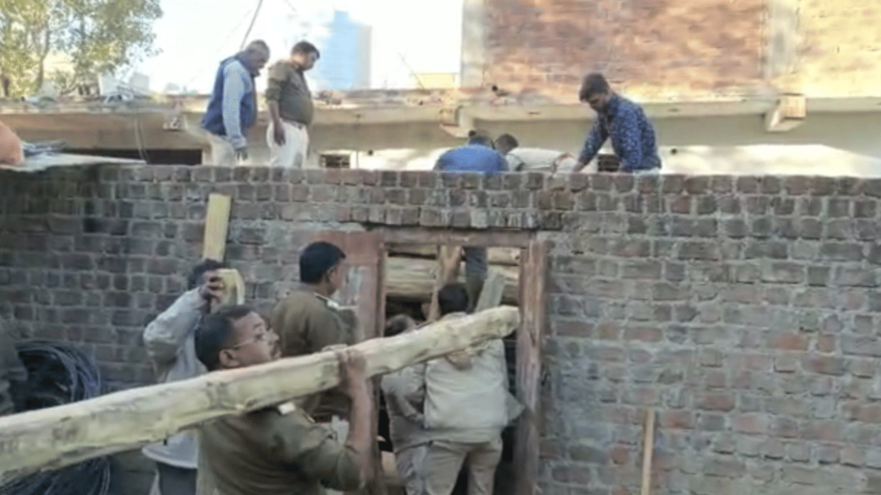 Illegal teak wood worth two lakh rupees recovered in Ratlam was hidden in the house for fear of being caught