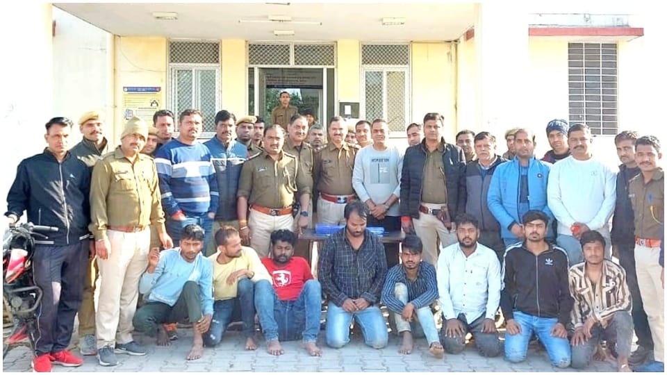 Eight arrested including two prize crooks of MP-Kota while planning robbery illegal weapons recovered
