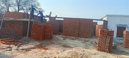 गौरीगंज : बहादुरपुर ब्लॉक के फतेहपुर मवइया में चल रहा नए विद्यालय भवन का निर्माण। -संवाद