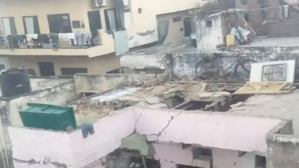 roof of house fell due to explosion of gas geyser in Agra innocent girl along with couple got injured in accid