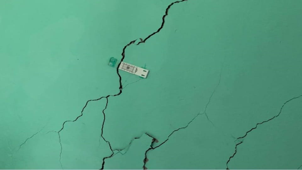 Joshimath Sinking: Cracks become big in House Crack Meter leaves its place