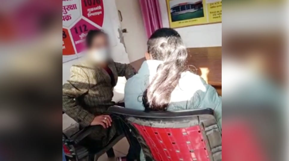 two girls love story Unnao girl leave family for marriage her friend in bareilly