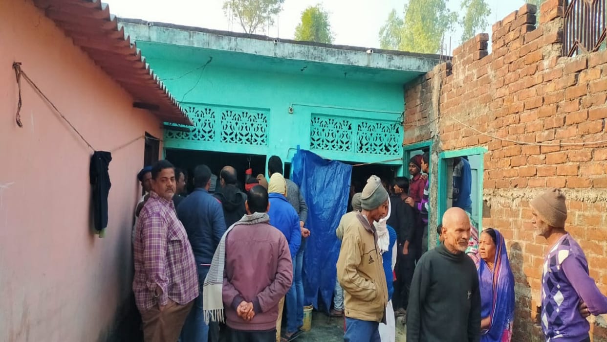accident in Gorakhpur, dead bodies of four people of same family found in suspicious condition