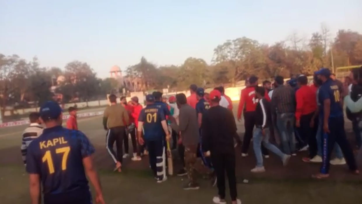 bowler hit batsmans head after hitting last ball for a six at Indira Priyadarshini Cricket Ground Chhindwara