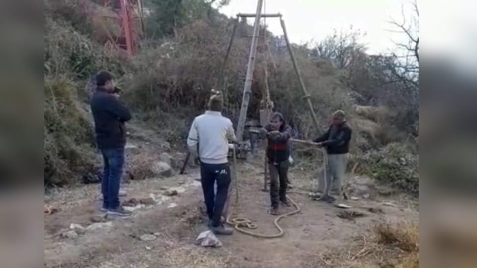 Joshimath Sinking: Cracks become big in House Crack Meter leaves its place