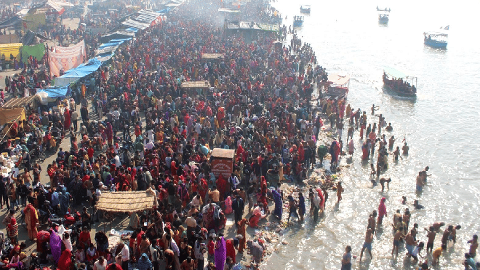 devotees took holy bath in ganga and ramganga on Magh Purnima