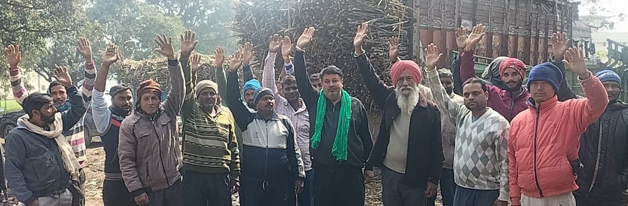 Farmers enraged by non-weighing of sugarcane in Nausar Kutra for a week, surrounded the center in-charge