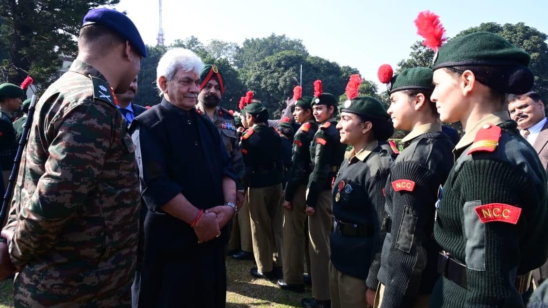 Excellent performance of students of Jammu and Kashmir on Republic Day, Lt. Governor Sinha honored