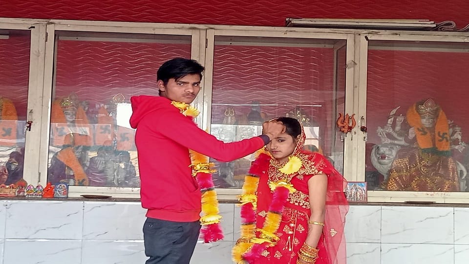 police got the lover couple married in the police station in Bareilly