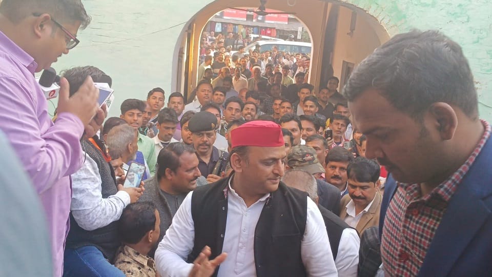 Akhilesh Yadav came on the backfoot on controversy of ram charit manas
