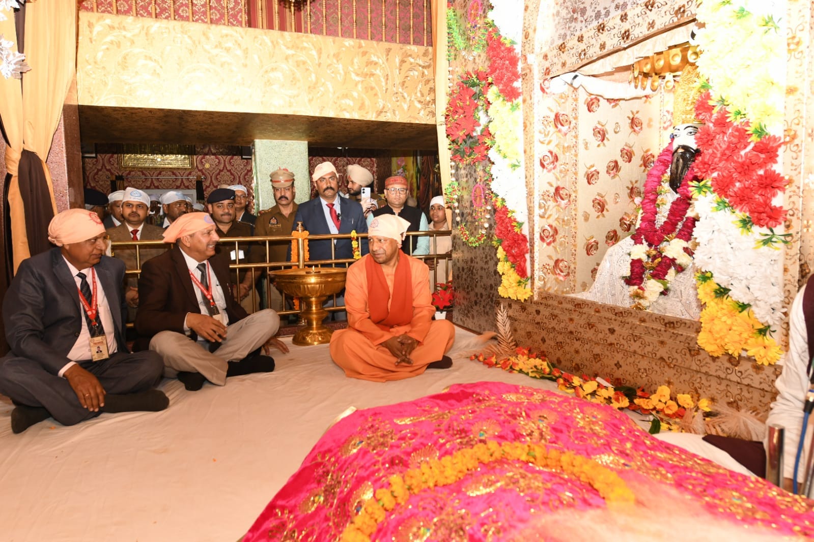 Handkerchief on head and message in Punjabi.. CM Yogi was seen in this style in Kashi today, see photos