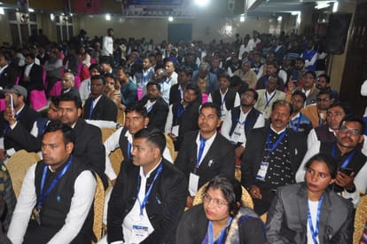 नगर के गाजीपुर तिराहा स्थित एक प्लाजा में आजाद समाज पार्टी के द्वितीय अधिवक्ता सम्मेलन में मौजू?