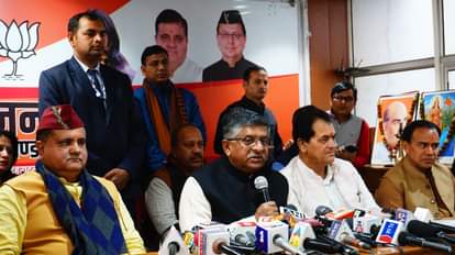 पत्रकार वार्ता करते पूर्व कंद्रीय मंत्री रविशंकर प्रसाद