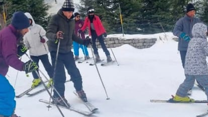 प्रशिक्षण शिविर में भाग लेते युवा।