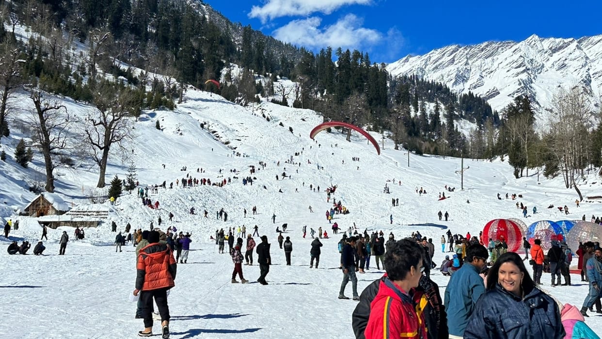 himachal weather update snowfall in rohtang 150 road still blocked in state