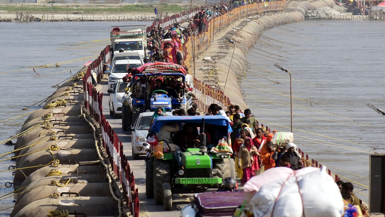 Prayagraj: Kumbh experiments in Magh Mela, solar powered delineators on pontoon bridges for the first time