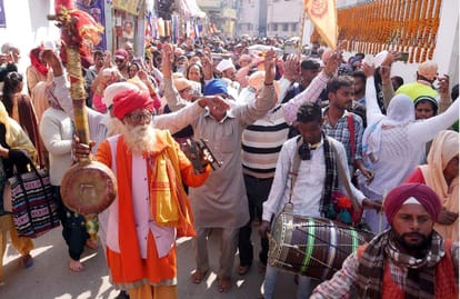 Saint Niranjan Das left from varanasi with Sangat after taking blessings of birthplace of Saint Ravidas.