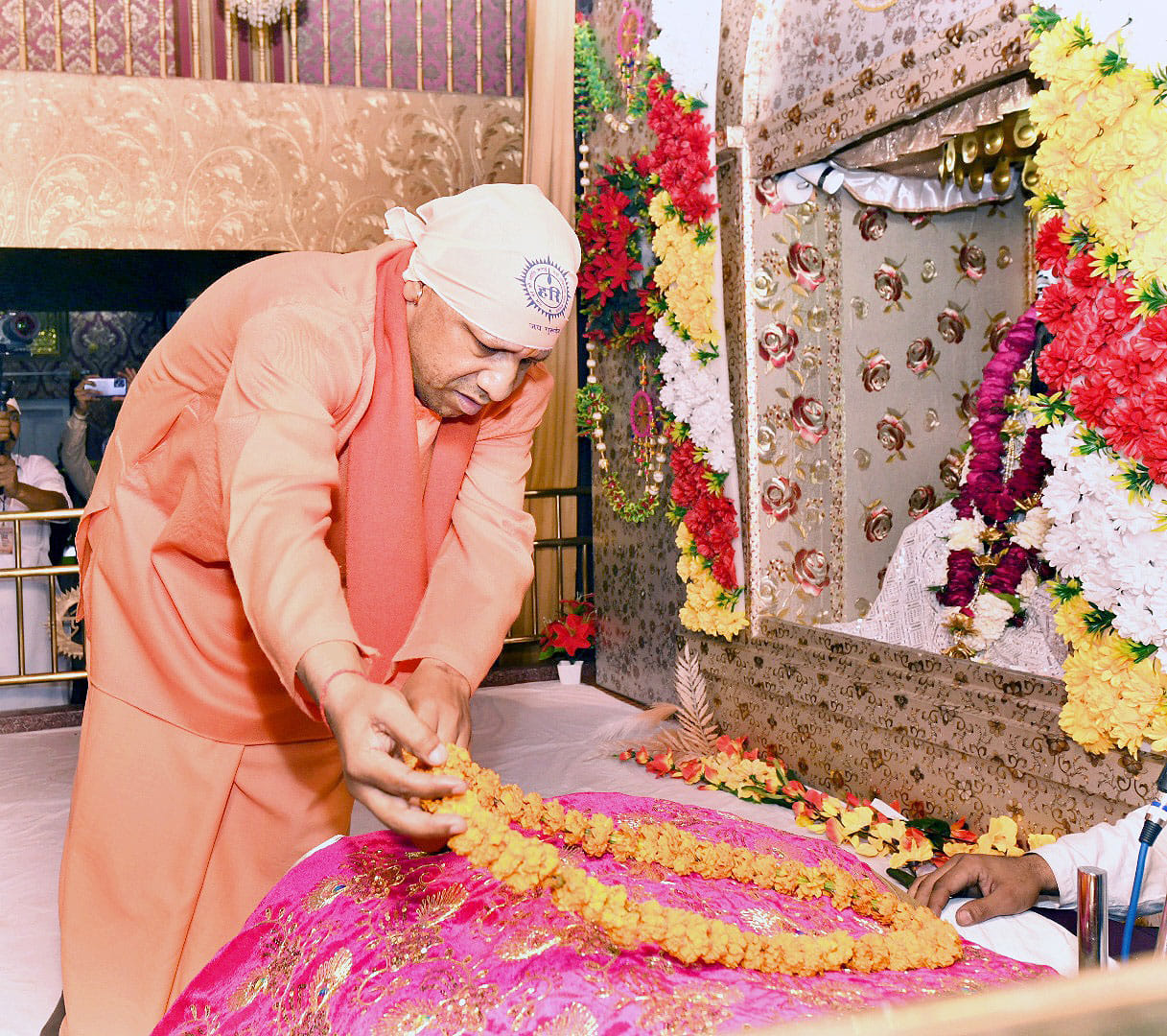 Handkerchief on head and message in Punjabi.. CM Yogi was seen in this style in Kashi today, see photos