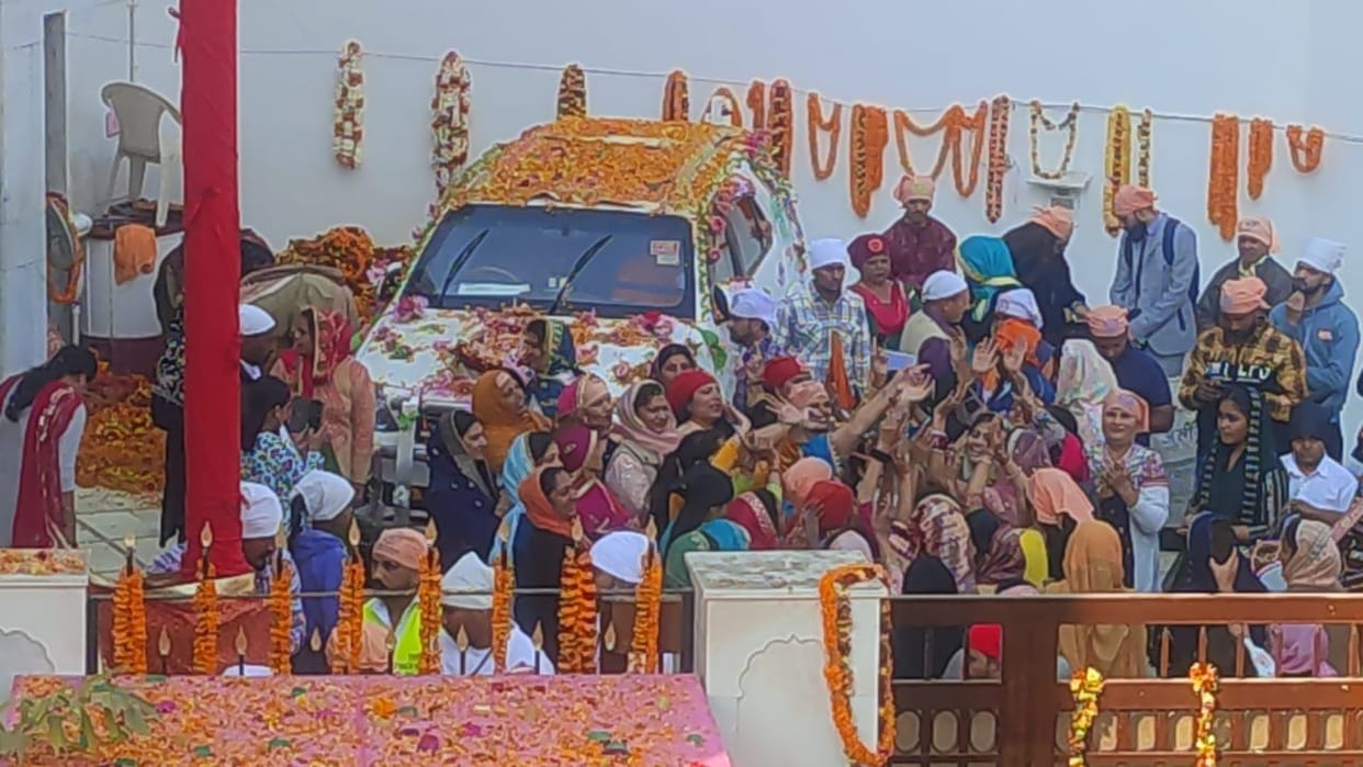 Amazing glimpses of Saint Ravidas' birth anniversary, followers immersed in devotion singing and dancing