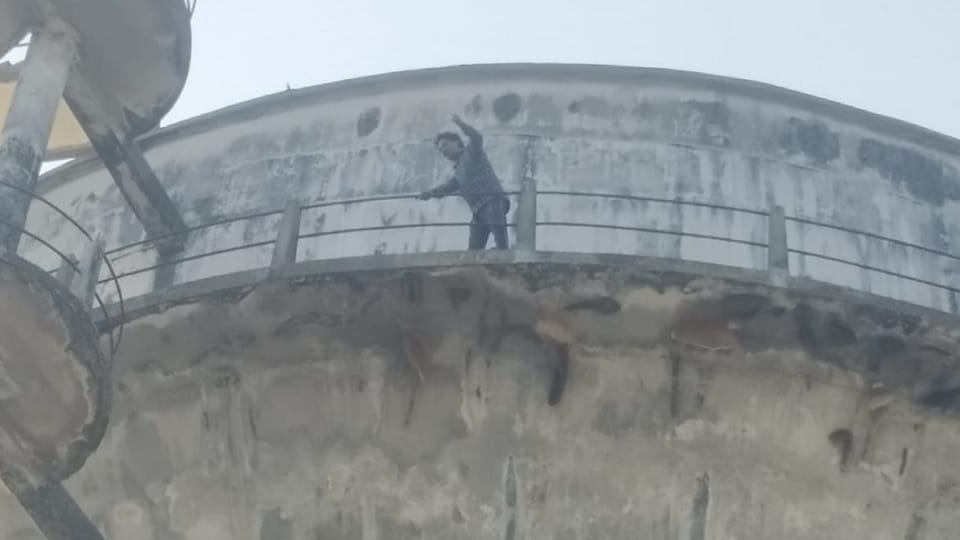 Man threatened to commit suicide by climbing on water tank In Balrampur