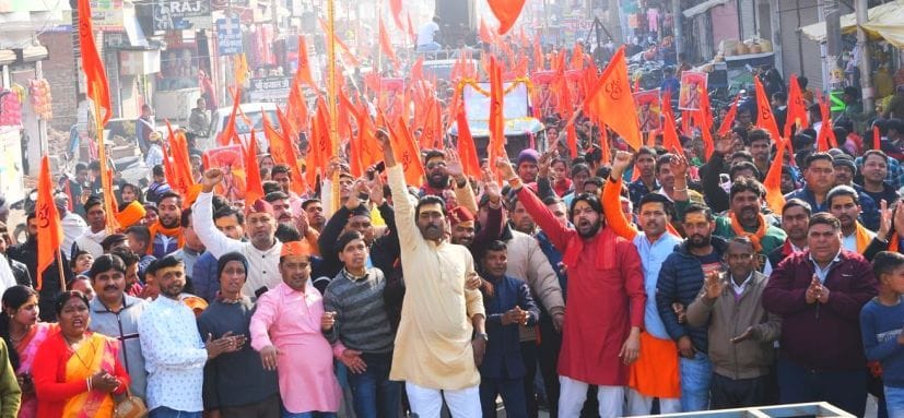 Huge flag march taken out in support of Acharya Dhirendra Shastri