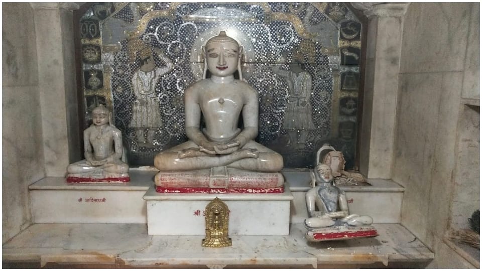 Theft in Sirohi Jain temple thieves also broke idols Rajasthan News
