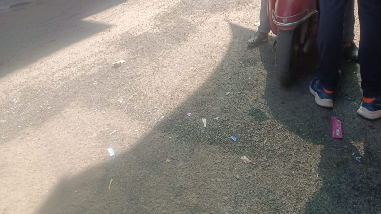 Corruption surfaced again in Umaria the road built at a cost of 70 lakhs started getting uprooted
