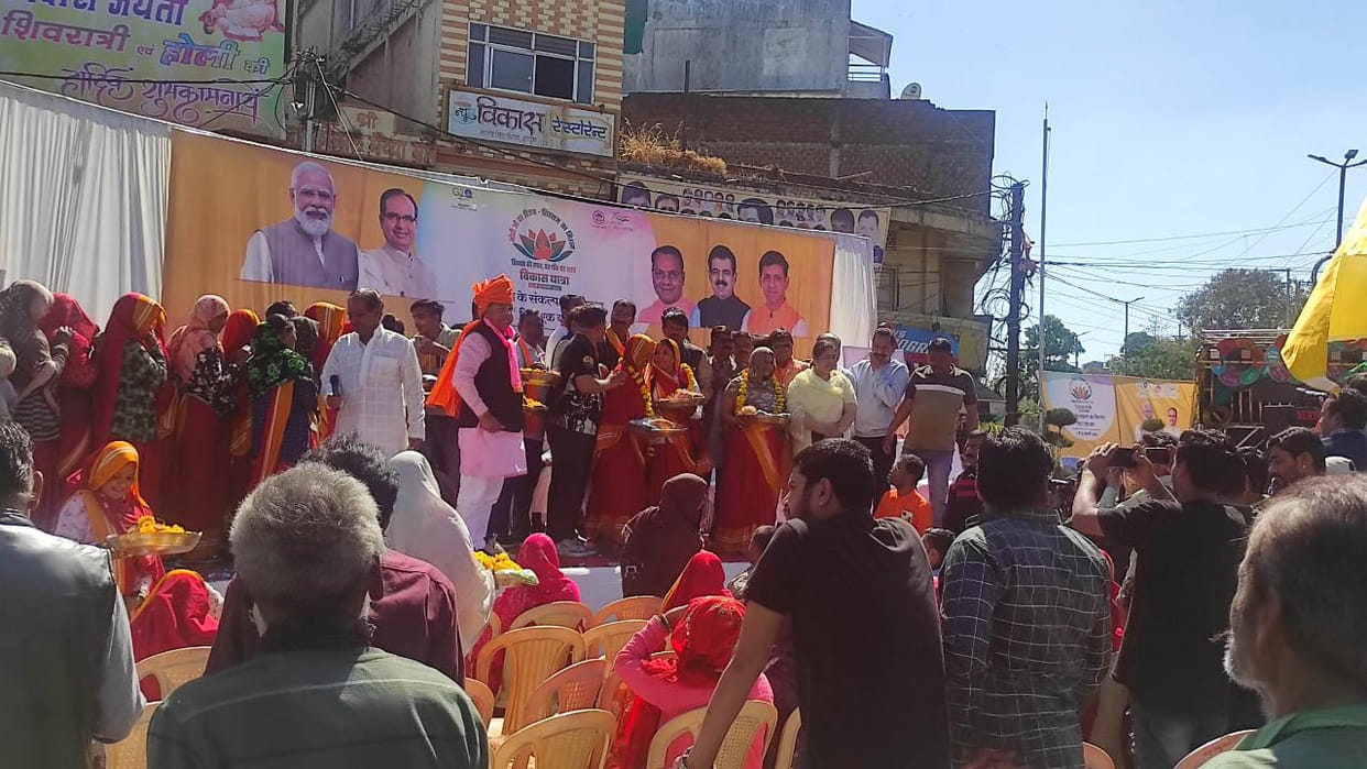 Development journey started in Indore, BJP MLAs came out on the streets to count the schemes of the government