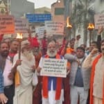 Uttar Pradesh: श्री रामचरितमानस का अपमान करने वालों के विरोध में प्रदर्शन करते नेता।