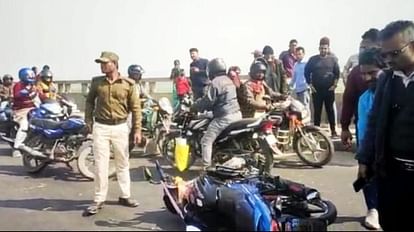 भागलपुर में विक्रमशिला सेतु पर हादसे के बाद बाइक की हालत ही घटना का हाल बता रही है।