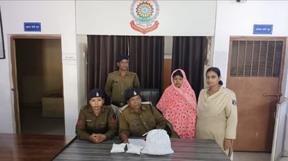 Bilaspur: स्कूल गेट के पास गांजा बेच रही महिला गिरफ्तार, उत्कल एक्सप्रेस के एसी कोच से भी पकड़ा गया तस्कर स्कूल के पास गांजा बेचते पकड़ी गई महिला।