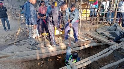 कुएं में गिरकर किसान की मौत: घर के आंगन में घुसे गाय-बैल को भगा रहा था, संतुलन बिगड़ने से गिरा, सुबह मिला शव कुएं से शव निकालती एसडीआरएफ की टीम।